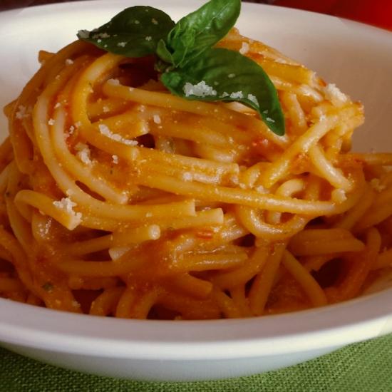 ESPAGUETIS AO PESTO VERNELLO E PARMESANO 