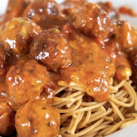 ALBÓNDIGAS DE SHIITAKE, SOIA TEXTURIZADA CON SALSA DE VERDURIÑAS 