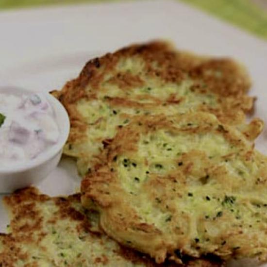 TORTAS DE CABACIÑO CON SALDA DE IOGURT CON ALBAHACA
