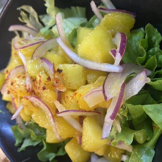 ENSALADA DE PEXEGO, LIMA , XENXIGRE E CEBOLA VERMELLA