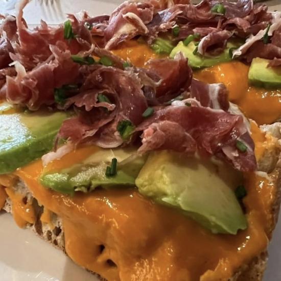TOSTAS DE AGUACATE, SALMOREJO, XAMÓN E SEMENTES DE CHÍA