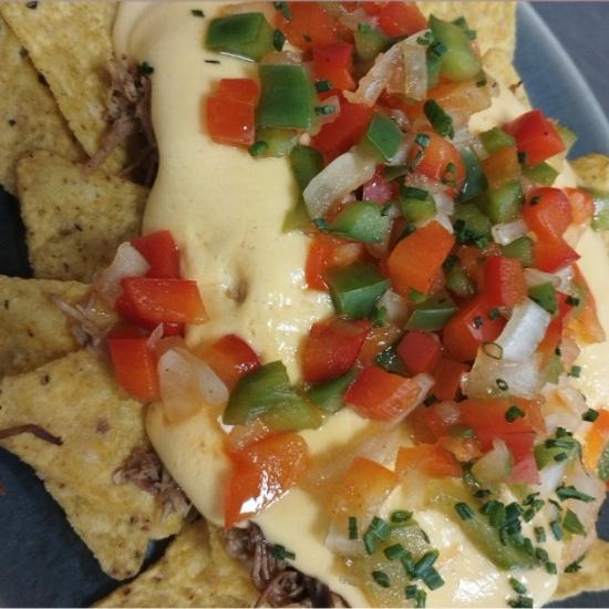 TAPA DE NACHOS CON CARNE DE PORCO, CREMA DE QUEIXO E PICO DE GALO
