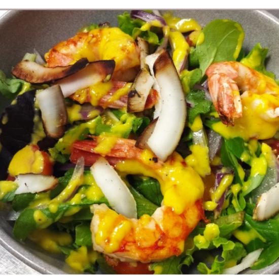 ENSALADA CON LANGOSTINOS, LASCAS DE COCO E ALIÑO DE CURRY E MANGO