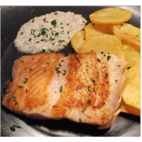 SALMÓN Á PRANCHA CON SALSA TÁRTARA  