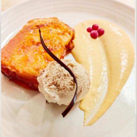 TORRIJA CON NATILLA DE ANIS ESTRELADO E XEADO DE DOCE DE LEITE 