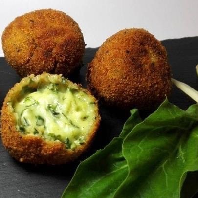 Croquetas caseras de espinacas queso del país y espírulina