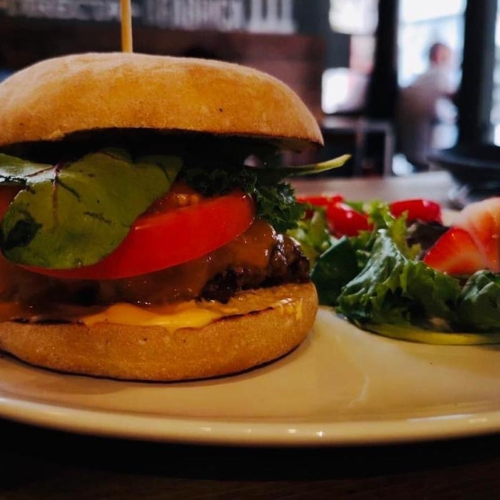 Hamburguesa de ternera ecológica con queso del país y cebolla caramelizada